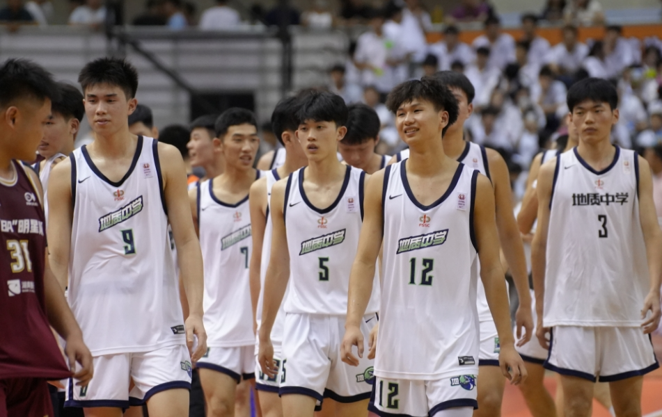 包含精彩对决：职业篮球比赛中球队实力对抗的词条
