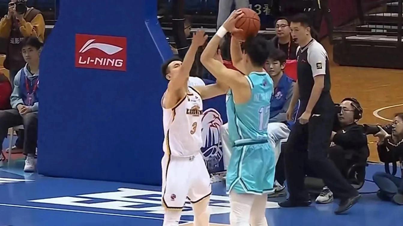 包含陕西男篮主场不敌青岛队，陷入困境的词条