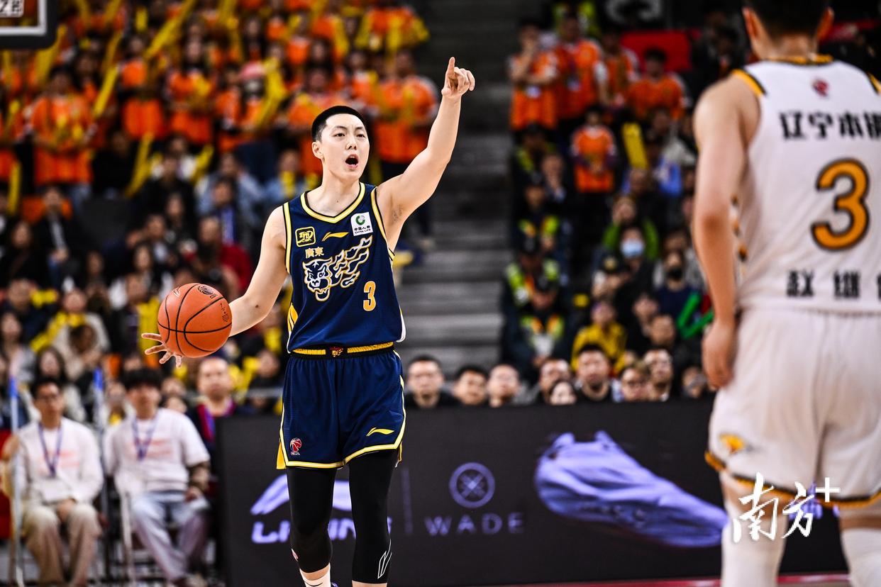 辽宁队主场大胜，取得常规赛第一名