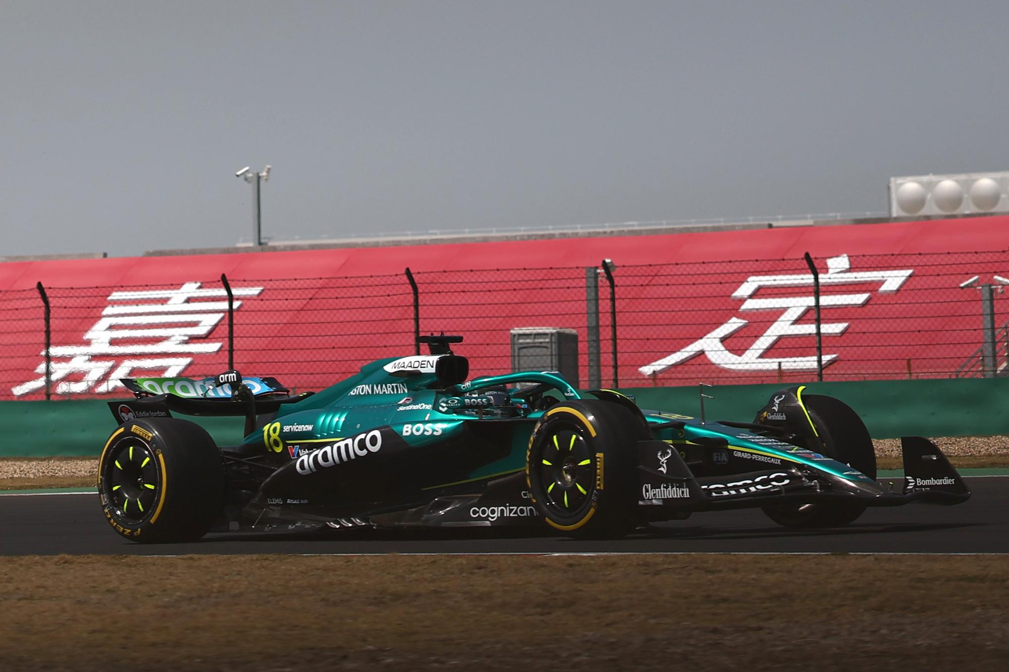 阿斯顿马丁险胜红牛车队，塞恩斯点燃赛场