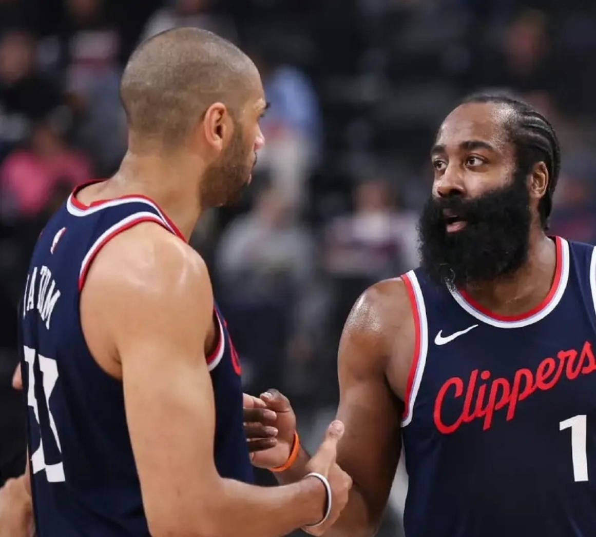 快船横扫鹈鹕，浓眉哥关键制胜